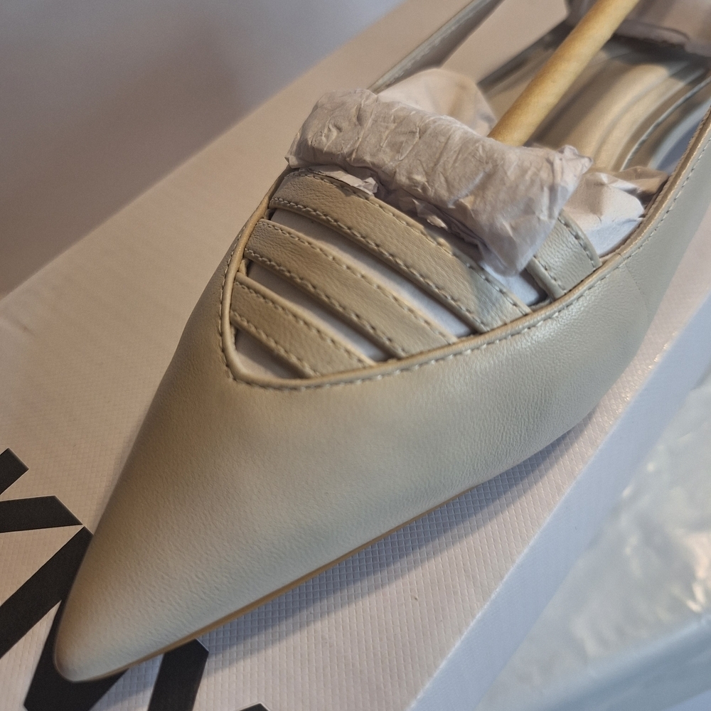 New DKNY Mikado Cream Pointed Toe Slingback Flats. Size 6 M - Picture 2 of 6